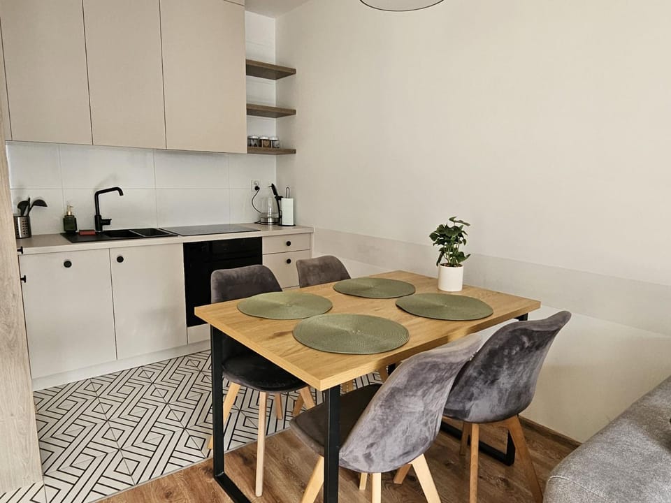 Kitchen or kitchenette, Dining area, stove