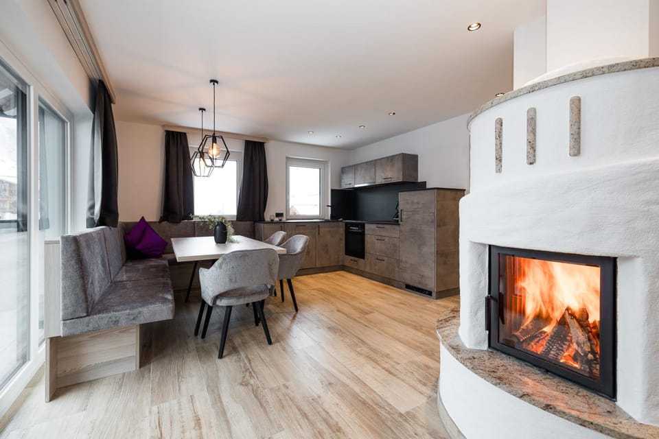 Kitchen or kitchenette, Seating area, Dining area