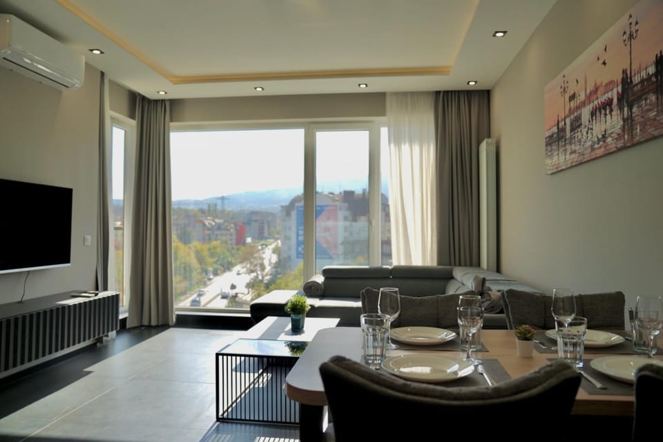 Communal lounge/ TV room, Natural landscape, TV and multimedia, Living room, Seating area, Dining area, Mountain view, air conditioner