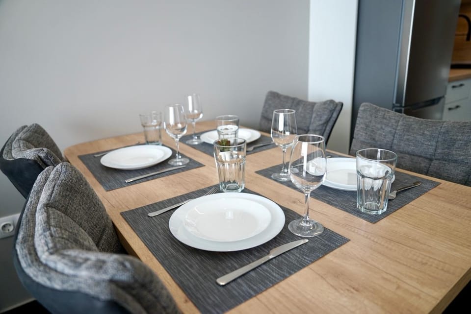 Living room, Food and drinks, Seating area, Dining area, Food, Drinks