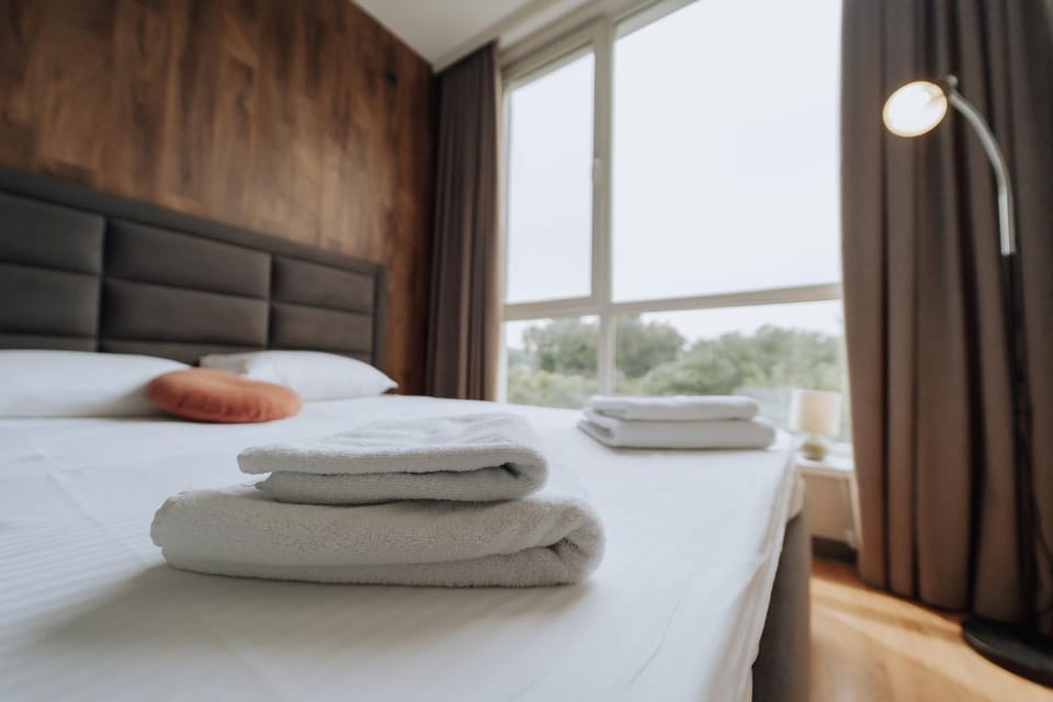 Bed, Bedroom, towels