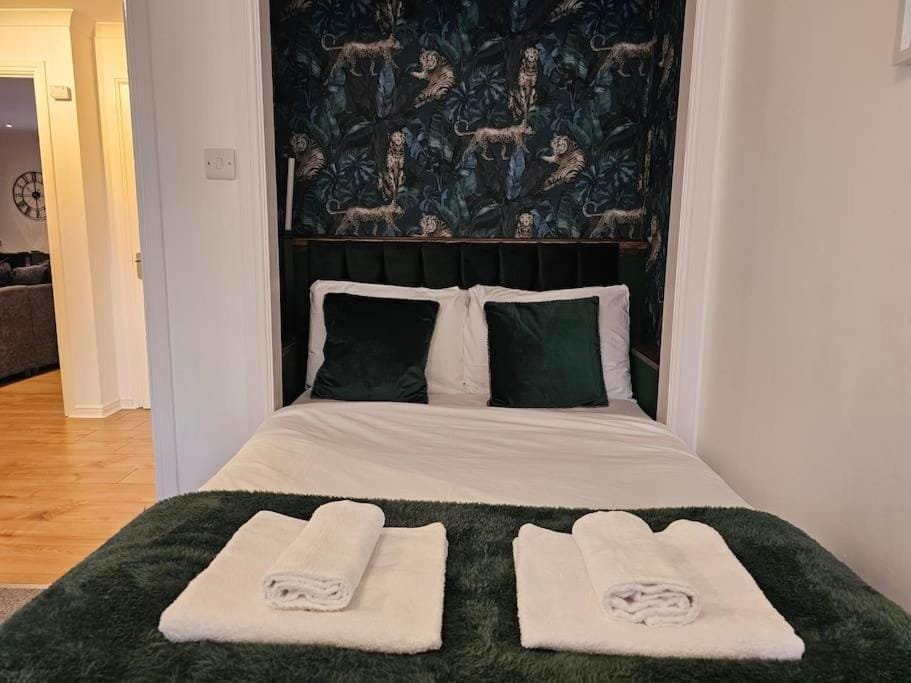 Bed, Bedroom, towels