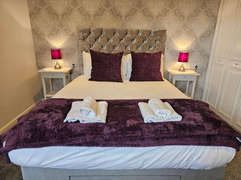 Bed, Bedroom, towels