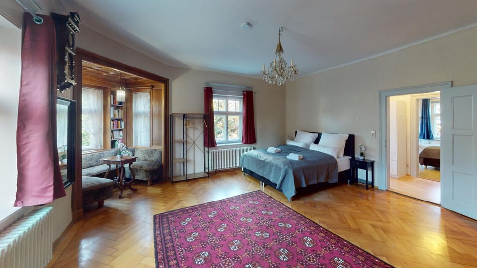 Bed, Photo of the whole room, Seating area, Bedroom