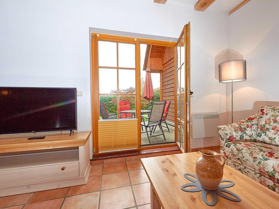Communal lounge/ TV room, TV and multimedia, Living room, Seating area, Dining area, Evening entertainment