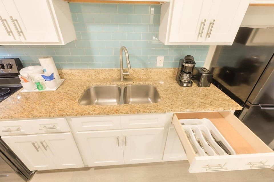 Coffee/tea facilities, Kitchen or kitchenette, oven, stove, toaster