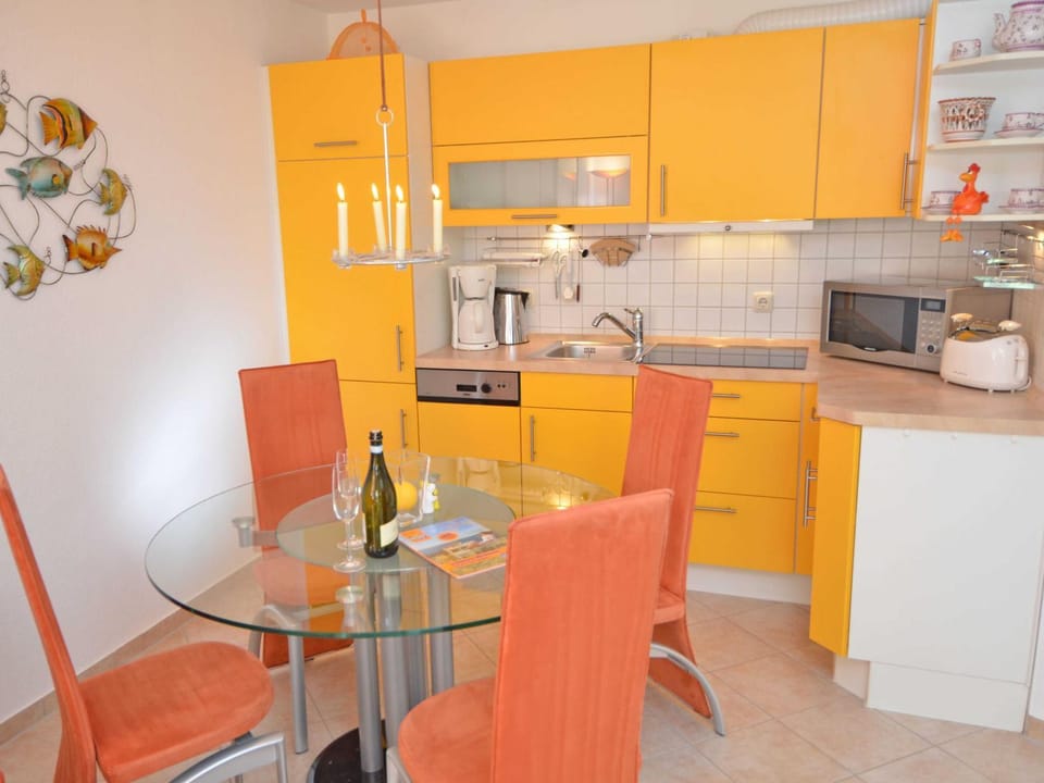 Kitchen or kitchenette, Dining area