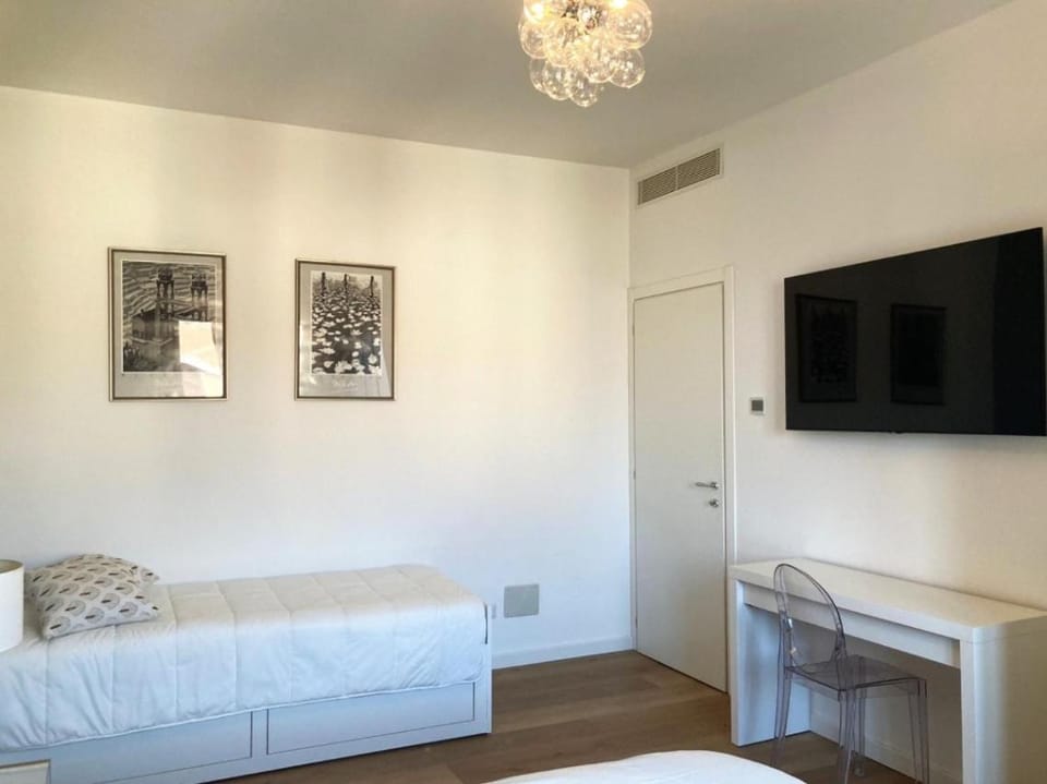 Spazioso bilocale Metro M4 SkyNest Milano Apartment in Milan