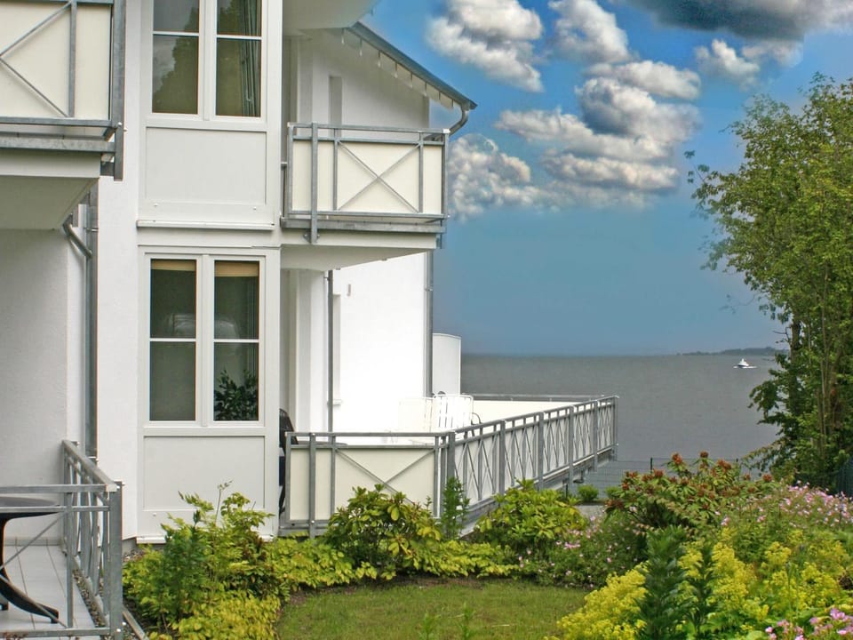 Property building, Spring, Day, Natural landscape, Garden, View (from property/room), Balcony/Terrace, Garden view, Sea view