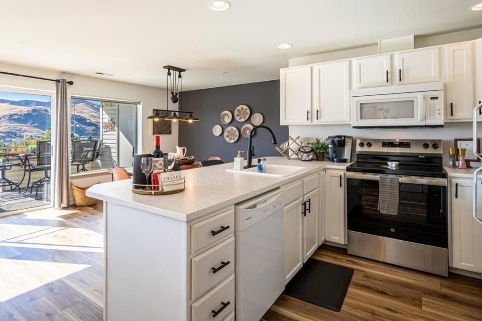 Cozy Condo in Chelan with Balcony & Views Apartment in Chelan (In Town)