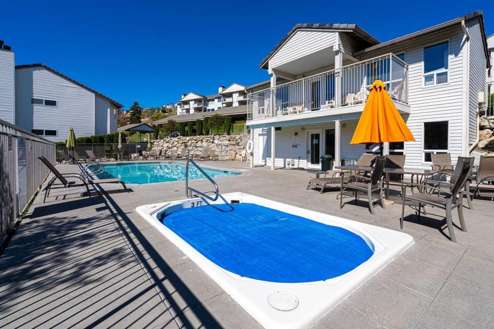Cozy Condo in Chelan with Balcony & Views Apartment in Chelan (In Town)