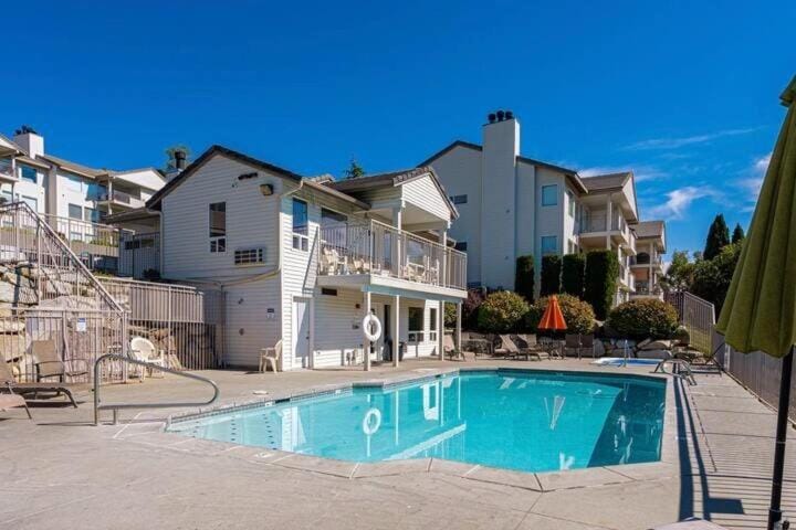 Cozy Condo in Chelan with Balcony & Views Apartment in Chelan (In Town)