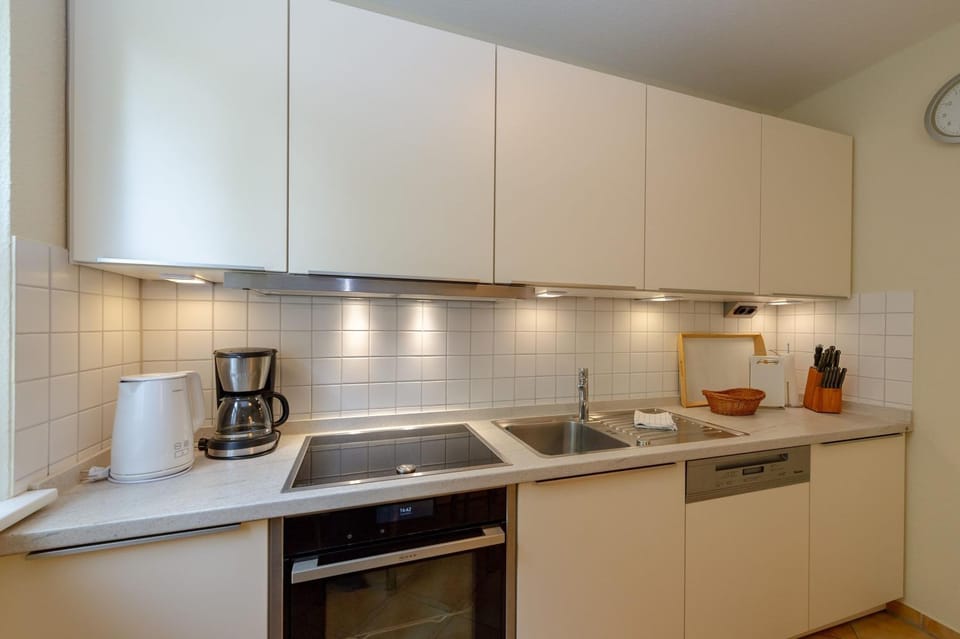 Coffee/tea facilities, Kitchen or kitchenette, stove