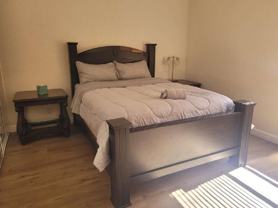 3BR & Loft near Palmdale Hospital- Shared Hm Bed and Breakfast in Palmdale
