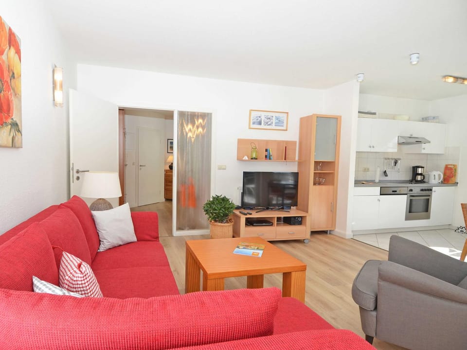 TV and multimedia, Kitchen or kitchenette, Living room, Seating area, Dining area, stove