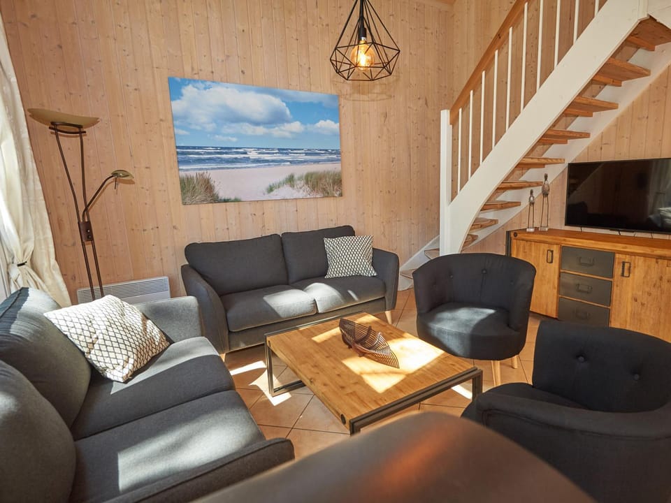 TV and multimedia, Living room, Photo of the whole room, Decorative detail, Seating area