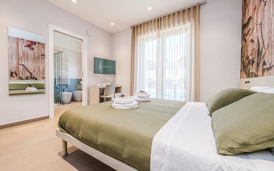 Bed, TV and multimedia, Photo of the whole room, Bedroom, towels
