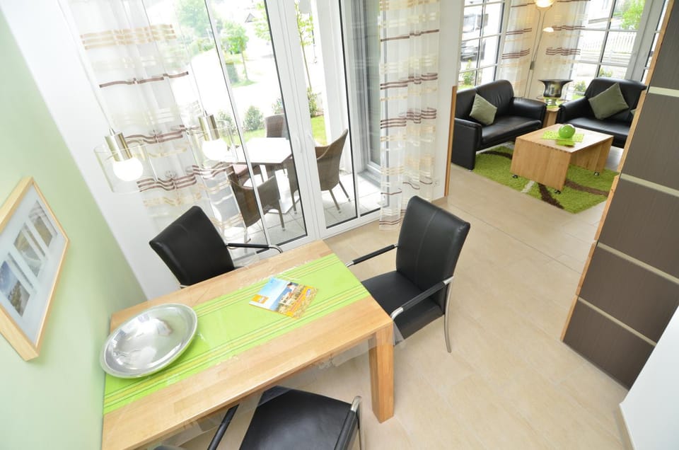 Living room, Photo of the whole room, Seating area, Dining area