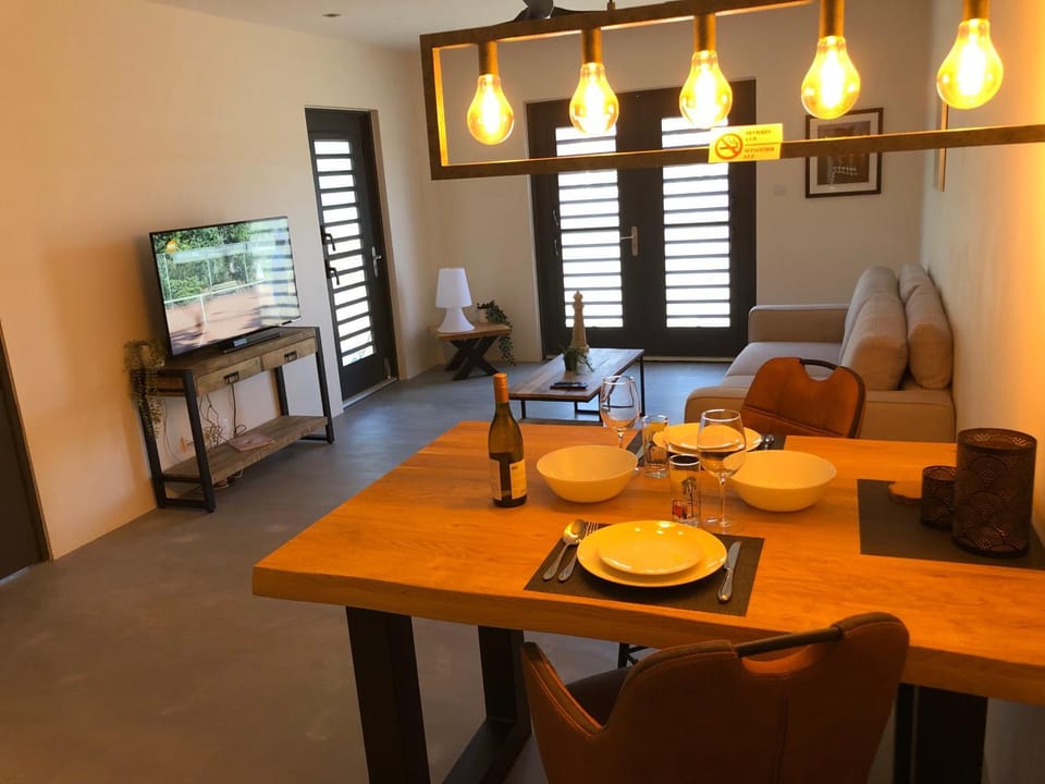 TV and multimedia, Seating area, Dining area