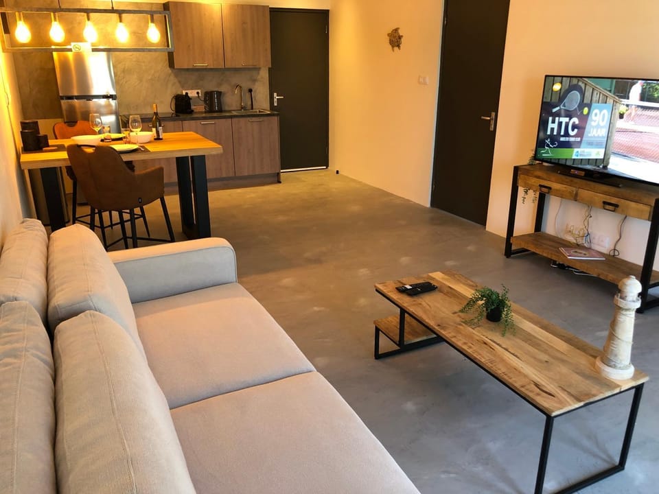TV and multimedia, Kitchen or kitchenette, Living room, Seating area, oven