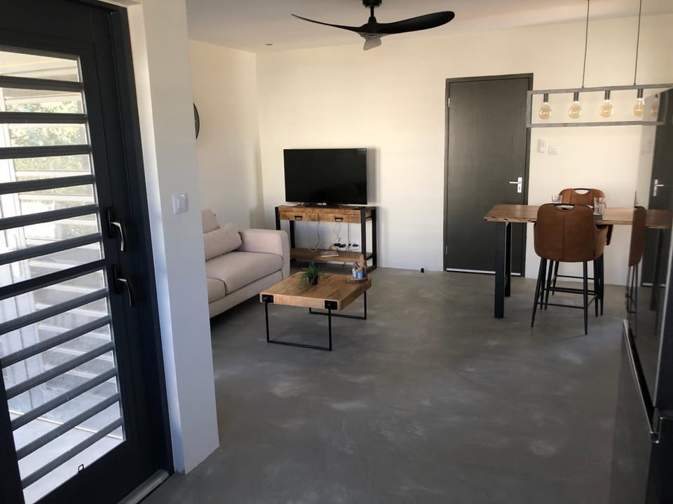 TV and multimedia, Seating area, Dining area