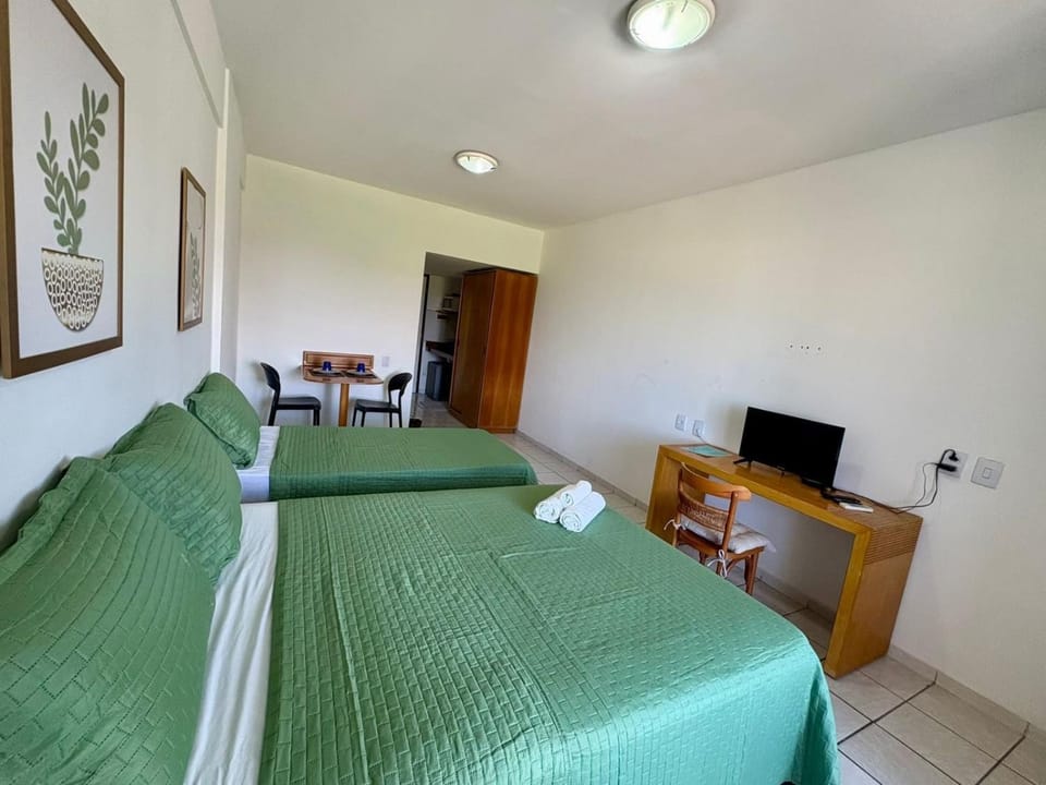 Bed, TV and multimedia, Photo of the whole room, Bedroom, towels