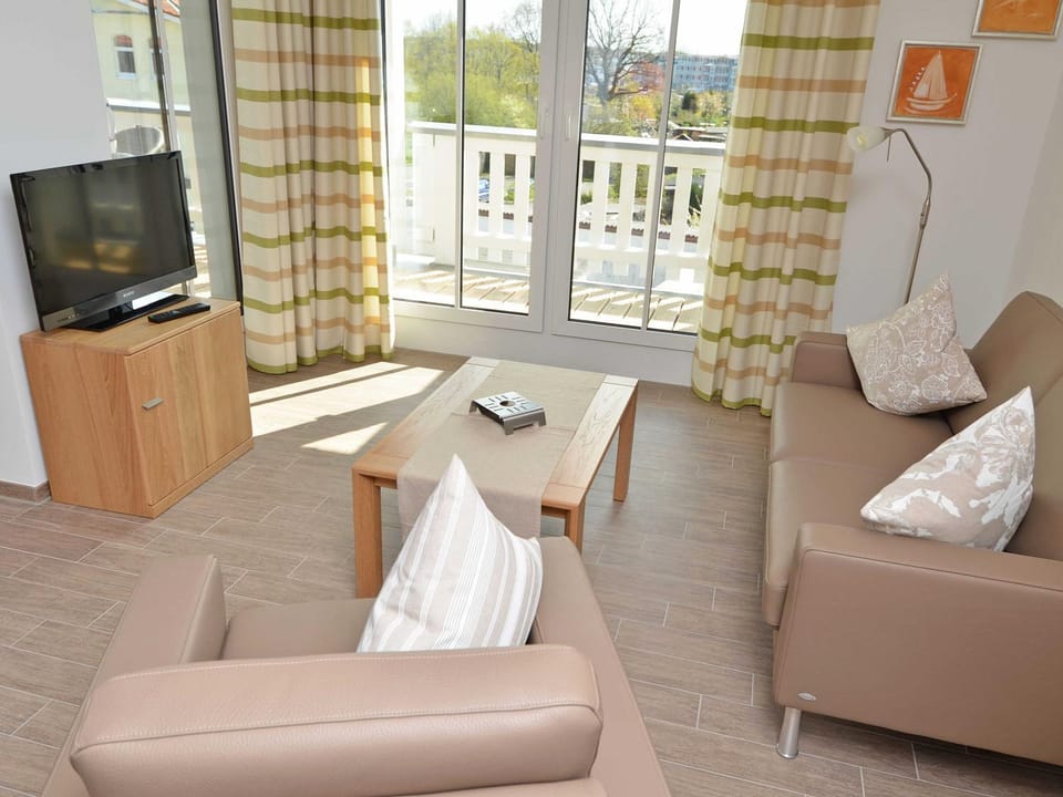 Communal lounge/ TV room, TV and multimedia, View (from property/room), Balcony/Terrace, Living room, Seating area