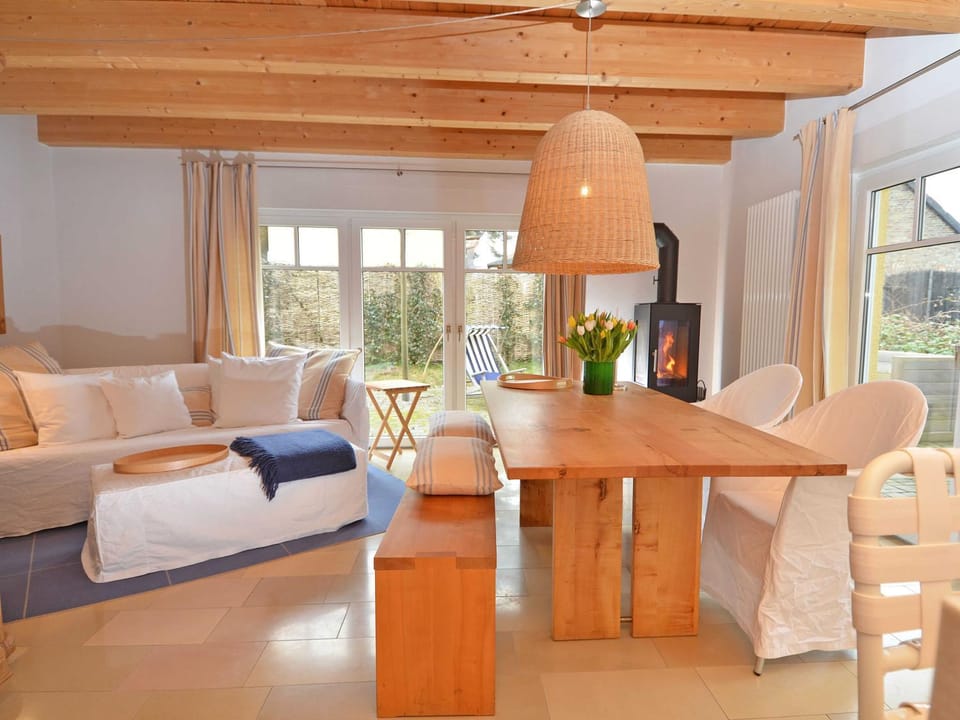 Bed, Living room, Photo of the whole room, Seating area, Dining area