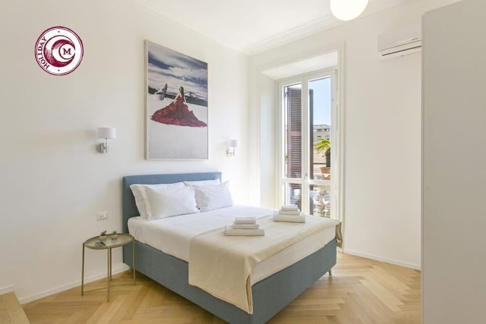 Bed, Photo of the whole room, towels, air conditioner