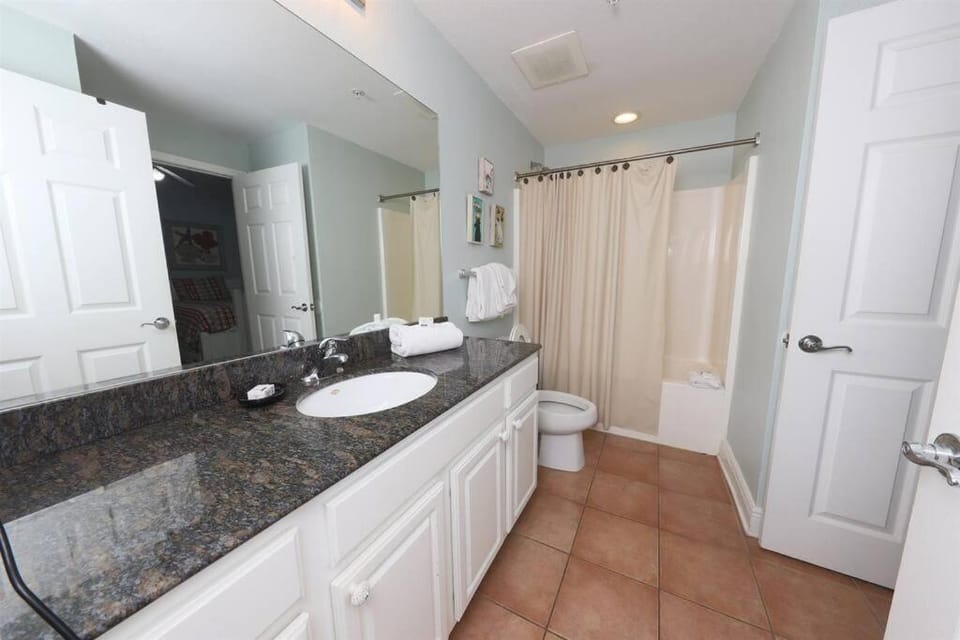 2 Bedroom Condo at Crystal Tower with 2 Outdoor Pools, Lazy River, Heated Indoor Pool, Beach Access Apartment in West Beach