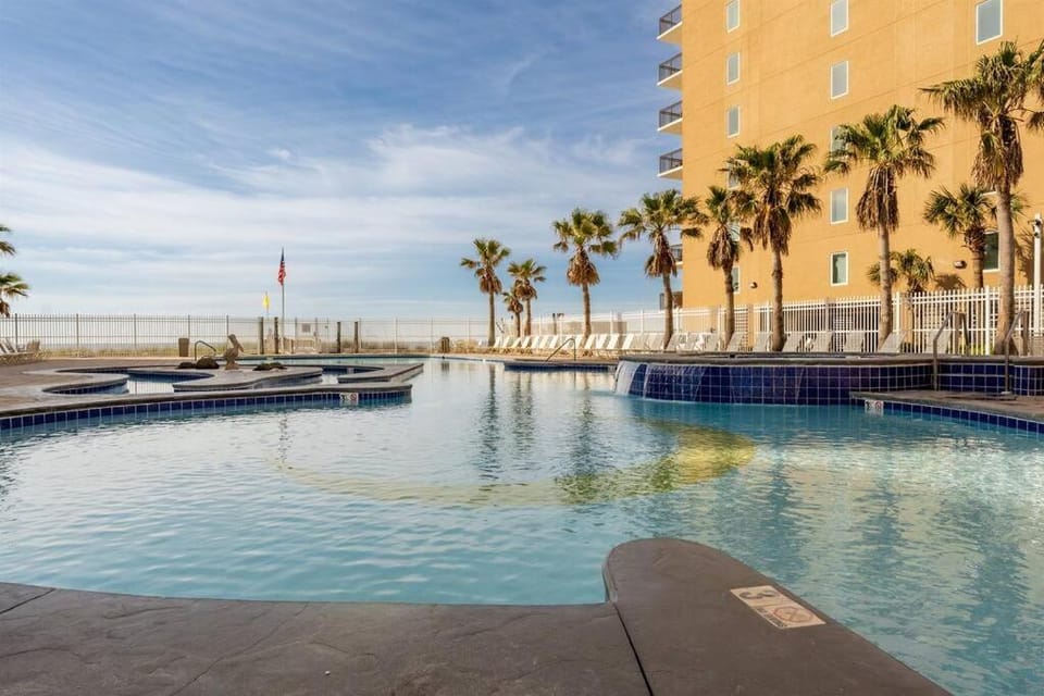 2 Bedroom Condo at Crystal Tower with 2 Outdoor Pools, Lazy River, Heated Indoor Pool, Beach Access Apartment in West Beach