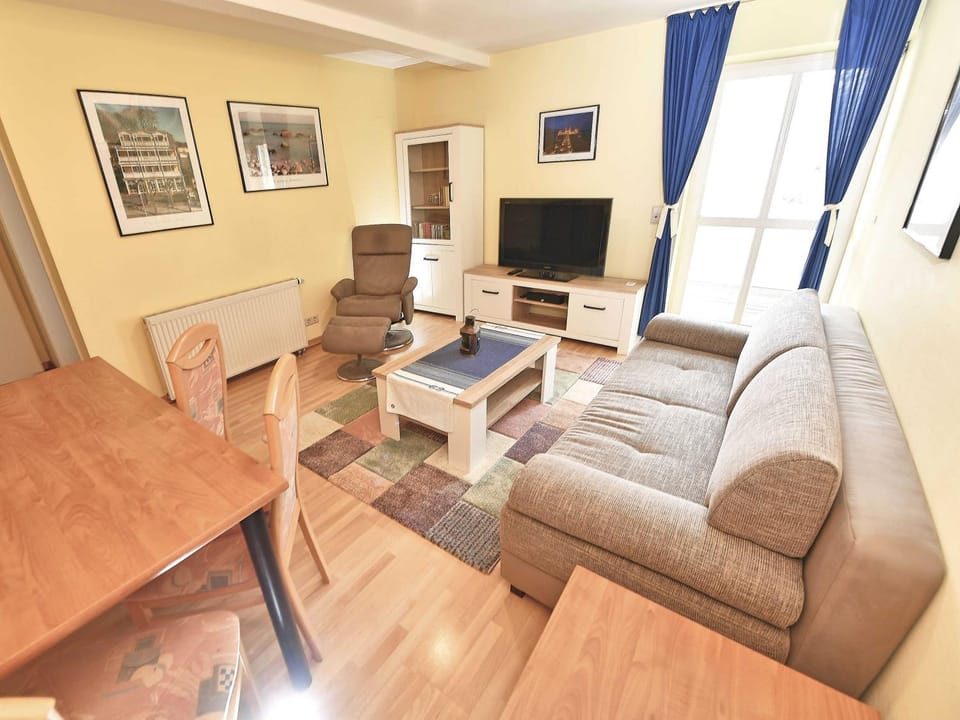 Communal lounge/ TV room, TV and multimedia, Living room, Seating area, Evening entertainment