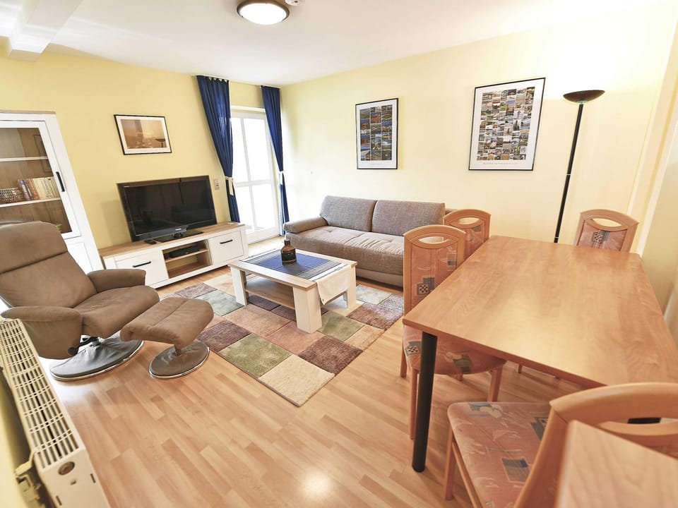 Communal lounge/ TV room, TV and multimedia, Living room, Seating area, Dining area, Evening entertainment