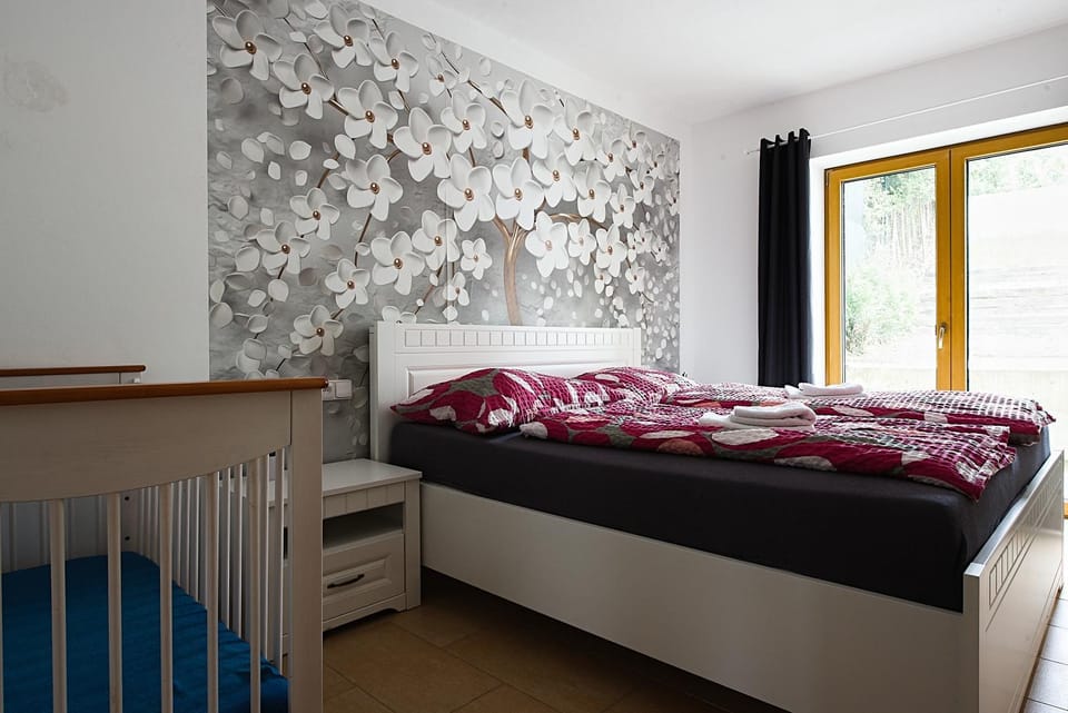 Bedroom, cot
