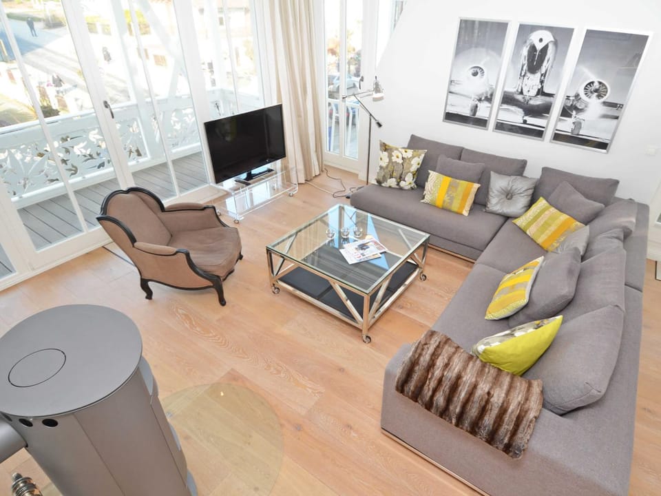 Communal lounge/ TV room, TV and multimedia, Living room, Seating area, Evening entertainment