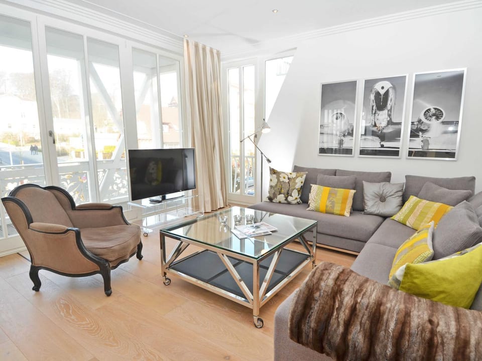 Communal lounge/ TV room, TV and multimedia, Living room, Seating area, Evening entertainment