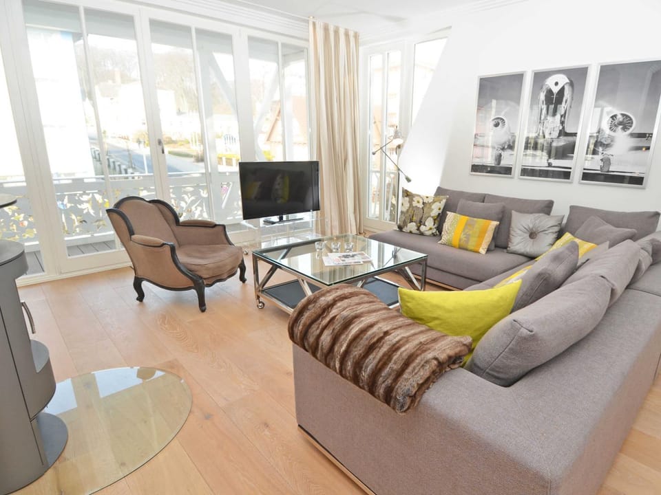 Communal lounge/ TV room, TV and multimedia, Living room, Seating area, Evening entertainment