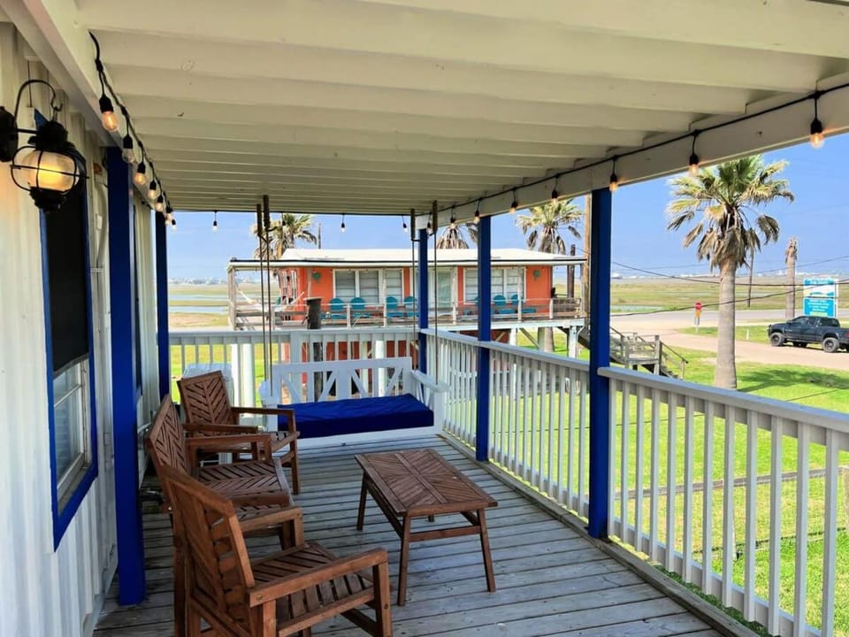 Sun & Salt Beach Pad - Cozy, Cute & Tail-Wagging Approved! House in Surfside Beach