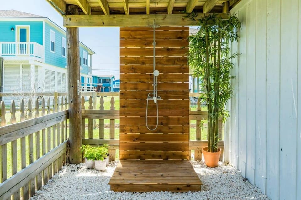 Sun & Salt Beach Pad - Cozy, Cute & Tail-Wagging Approved! House in Surfside Beach