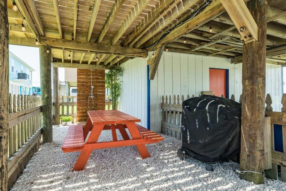 Sun & Salt Beach Pad - Cozy, Cute & Tail-Wagging Approved! House in Surfside Beach