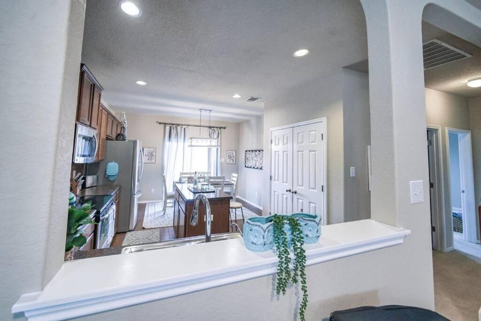 Cozy Home 4 Bedrooms Seaworld Six Flags BMT Cup Lackland Hospital Train Airport San Antonio Texas TX House in Rio Grande