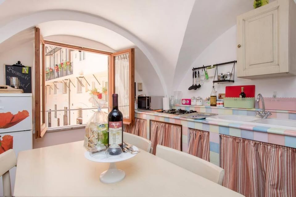 Kitchen or kitchenette, Dining area, stove, toaster