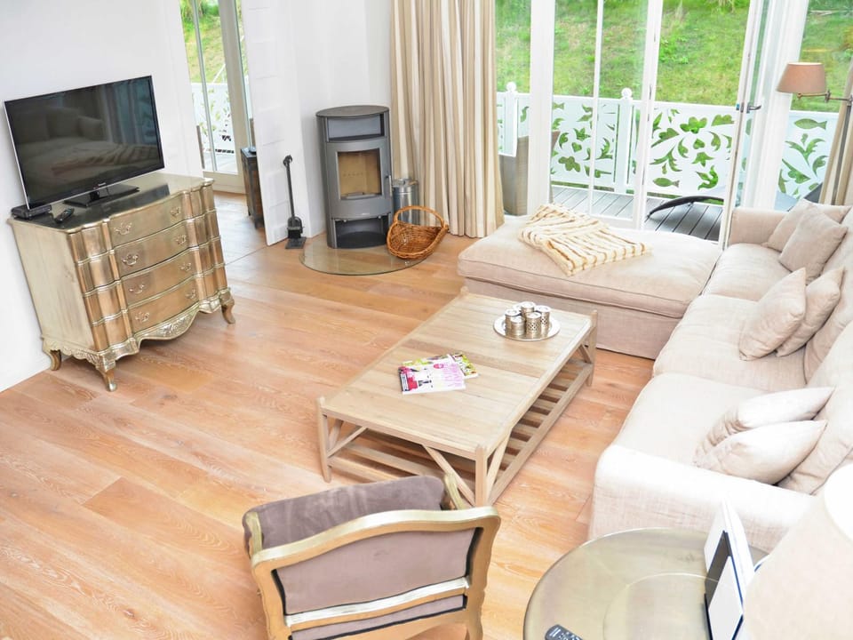 Communal lounge/ TV room, TV and multimedia, Living room, Seating area, Evening entertainment