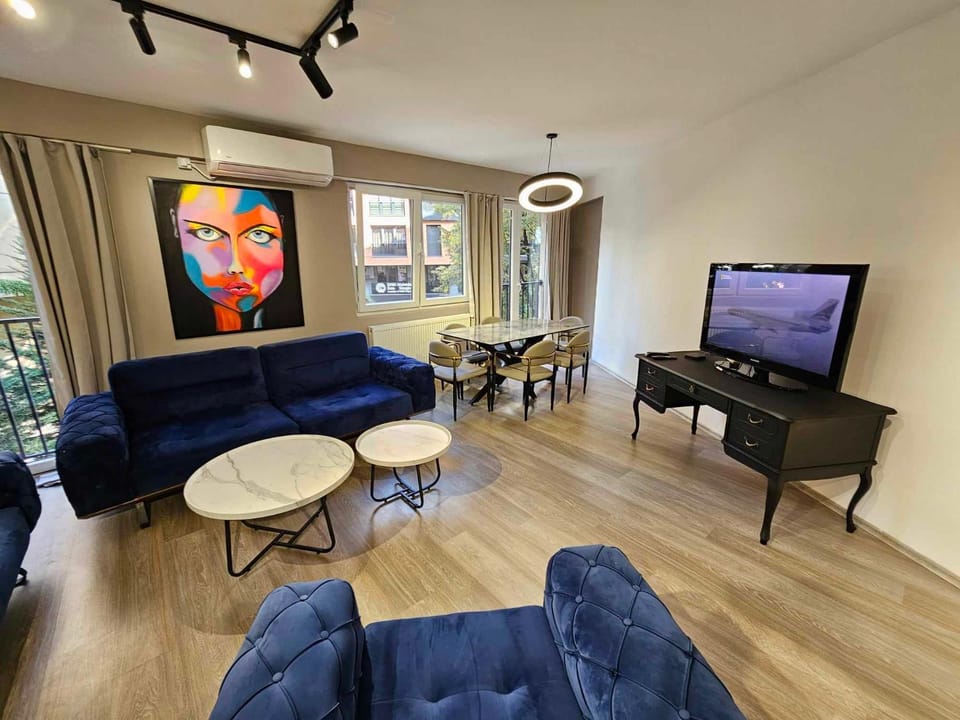 TV and multimedia, Living room, Seating area, Evening entertainment