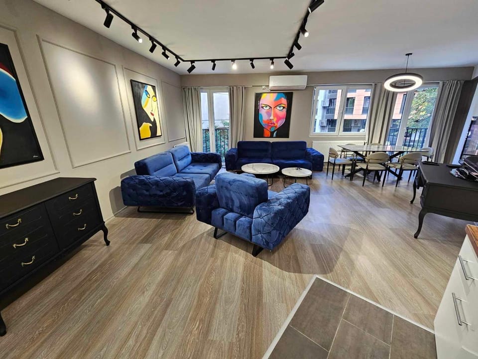 TV and multimedia, Living room, Seating area, Evening entertainment