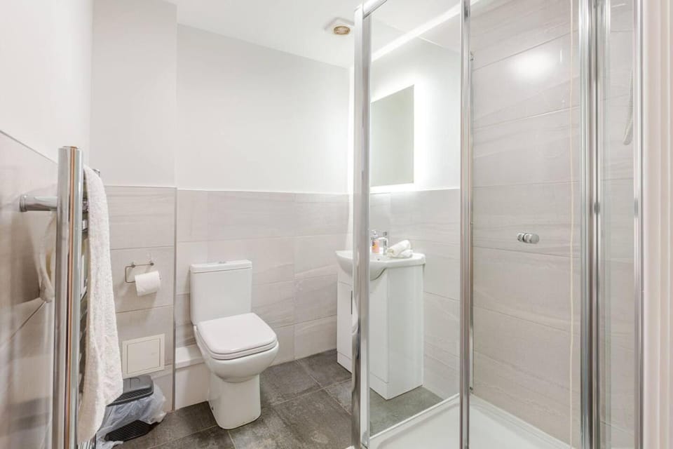 Shower, Toilet, Bathroom, Decorative detail, heating, towels