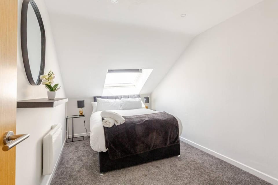 Bed, View (from property/room), Decorative detail, Bedroom, City view, heating, towels