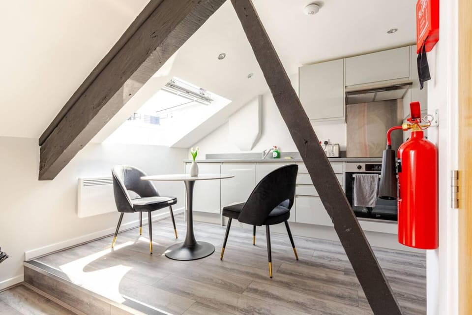 View (from property/room), Kitchen or kitchenette, Decorative detail, Seating area, Dining area, City view, heating, microwave, oven, stove, toaster, towels, washing machine, kitchen