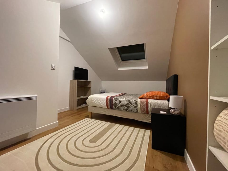 Bed, TV and multimedia, Photo of the whole room, Bedroom