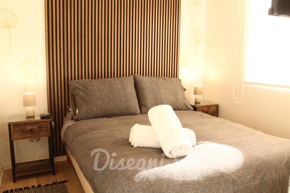 Bed, Bedroom, towels